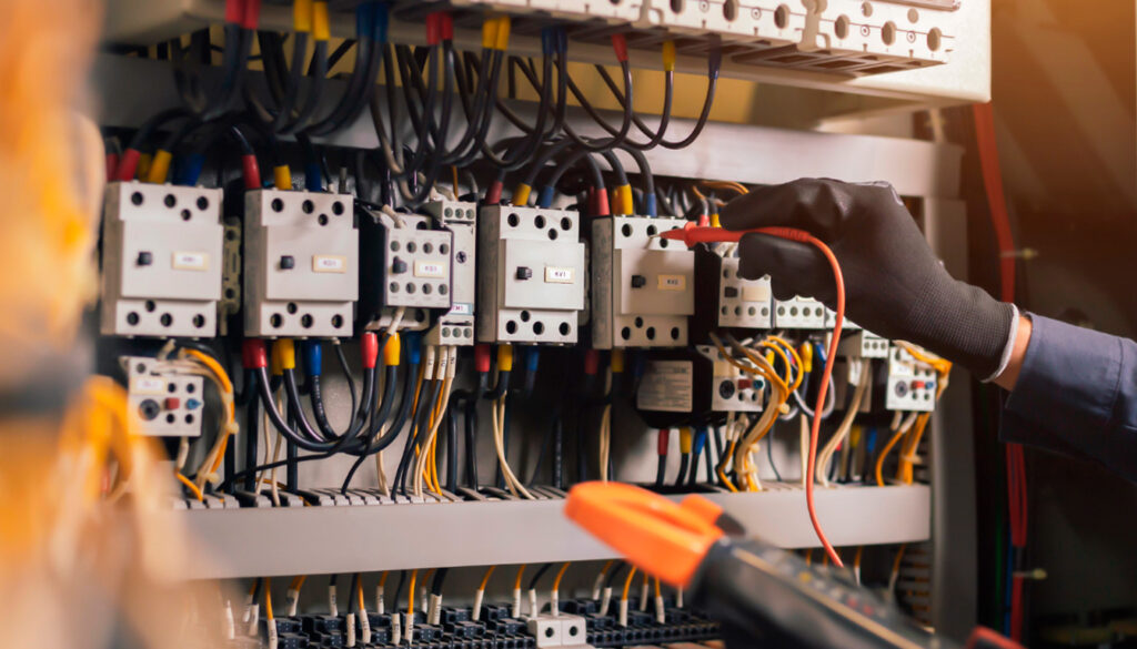 Quel est le taux horaire d'un électricien au black ?