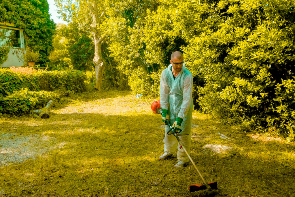 Découvrez les raisons courantes pour lesquelles votre débroussailleuse ne démarre pas et apprenez comment résoudre facilement ces problèmes pour reprendre vos travaux de jardinage rapidement.