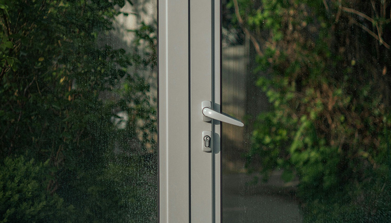 découvrez comment ajouter facilement une poignée extérieure sur une porte-fenêtre en pvc grâce à notre guide étape par étape. suivez nos conseils pour réussir ce bricolage en toute simplicité.