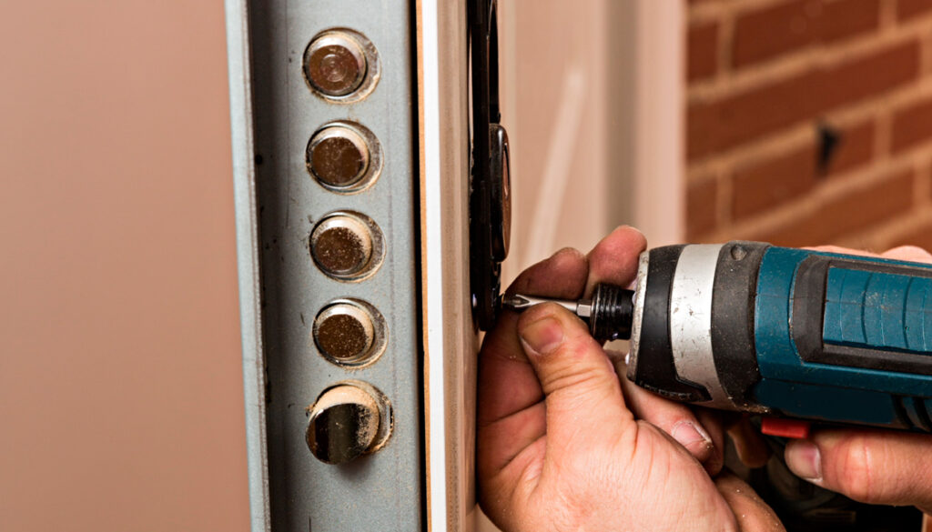 découvrez les tarifs d'un serrurier en urgence, de jour, de nuit et le week-end. guide complet pour connaître les prix et éviter les mauvaises surprises.