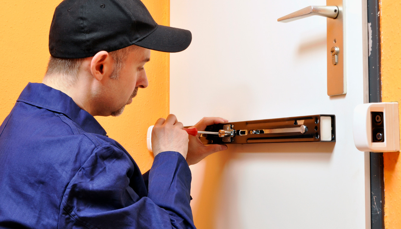 découvrez le coût d'un serrurier en urgence selon les horaires : tarifs de jour, de nuit et week-end pour mieux préparer votre budget dépannage.