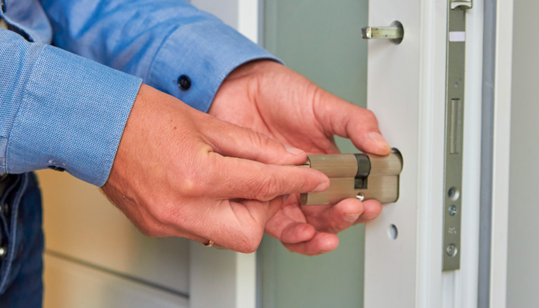 découvrez comment changer un cylindre de serrure facilement grâce à notre guide étape par étape, adapté à tous les niveaux de bricolage.