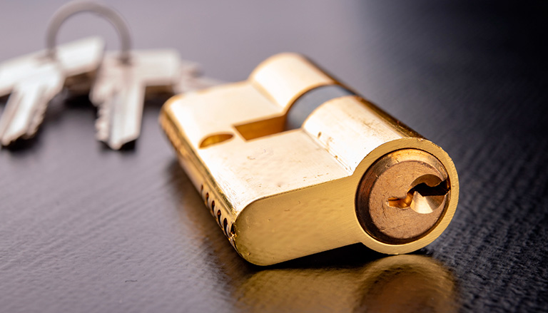 découvrez comment changer un cylindre de serrure étape par étape grâce à ce guide simple et détaillé, idéal pour sécuriser votre domicile facilement.