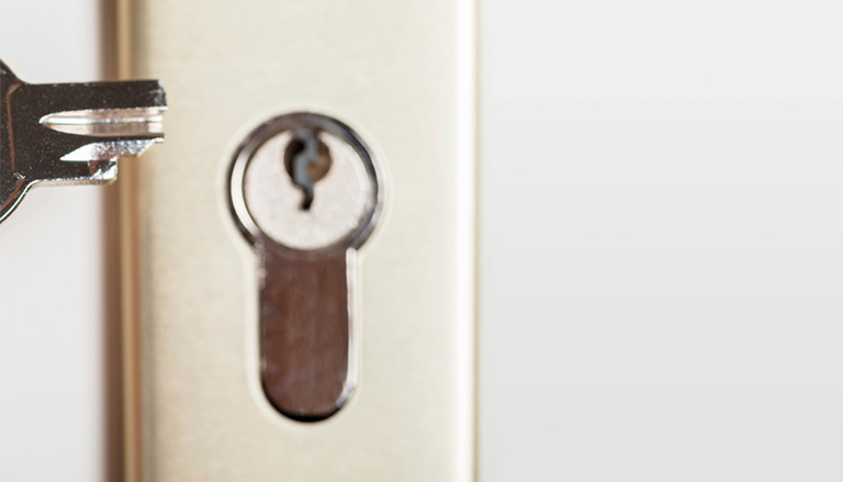 découvrez des techniques efficaces et sécurisées pour retirer une clé cassée d'une serrure sans l'endommager, et retrouvez l'accès à votre porte rapidement.