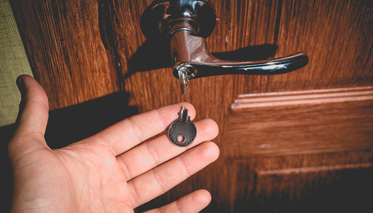 découvrez des méthodes efficaces et sûres pour retirer une clé cassée d'une serrure sans l'endommager, afin de restaurer rapidement l'accès à votre porte.