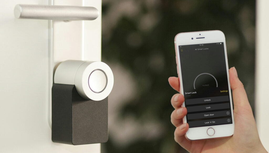 découvrez le fonctionnement des serrures connectées et leurs nombreux avantages pour sécuriser efficacement votre habitation.