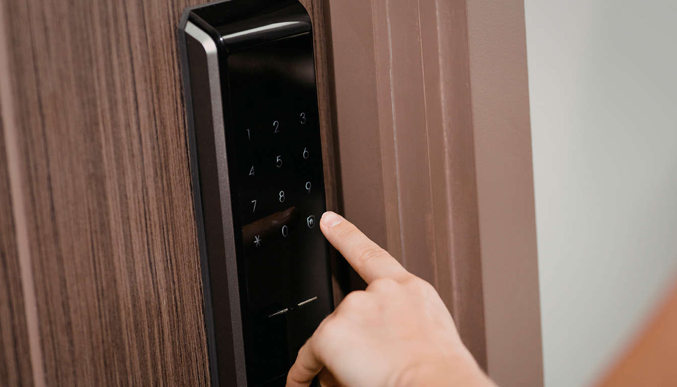 découvrez le fonctionnement d'une serrure connectée et explorez ses nombreux avantages pour renforcer la sécurité et simplifier l'accès à votre domicile.