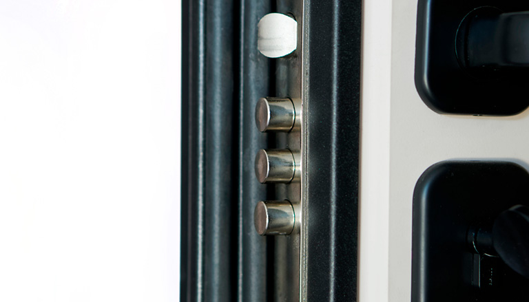 découvrez des méthodes efficaces et sécurisées pour ouvrir une porte d’entrée 3 points bloquée, avec des conseils pratiques et astuces pour gérer cette situation courante.