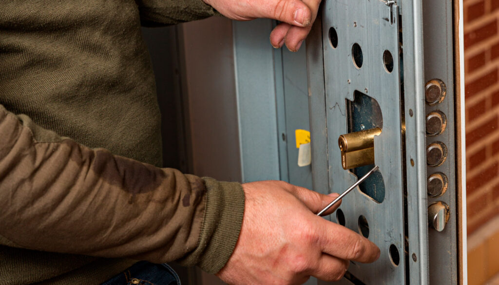 découvrez nos conseils pour trouver un serrurier fiable et éviter les arnaques. apprenez à reconnaître les professionnels sérieux pour sécuriser votre domicile en toute confiance.