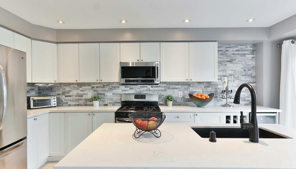 découvrez les tarifs moyens pour la pose de cuisine et les principaux facteurs qui influencent le prix afin de bien planifier votre projet d'aménagement.