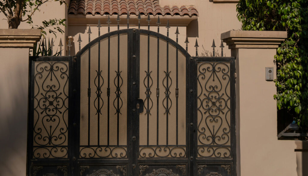 Quelle distance faut-il garder entre 2 piliers de portail battant ?