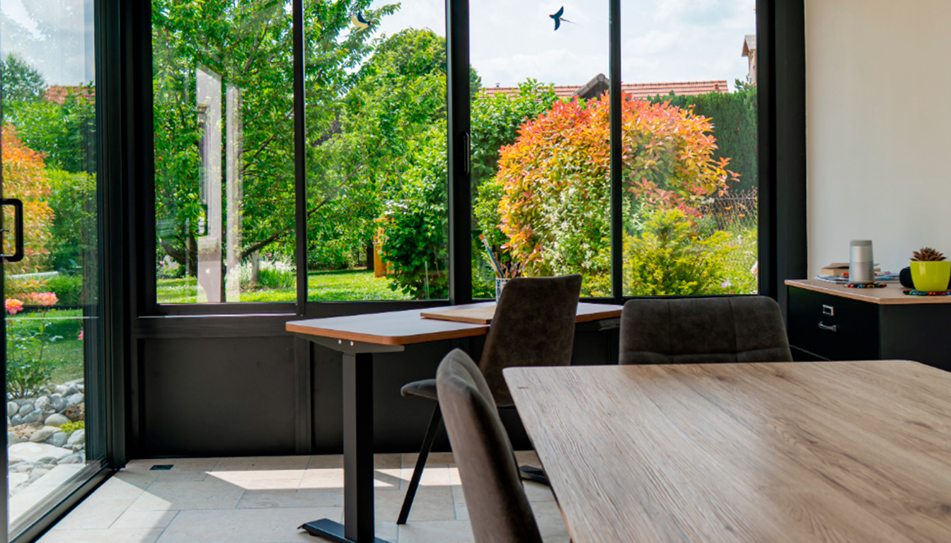 découvrez comment choisir entre une verrière jusqu’au plafond ou partielle pour un rendu harmonieux et adapté à votre espace intérieur.