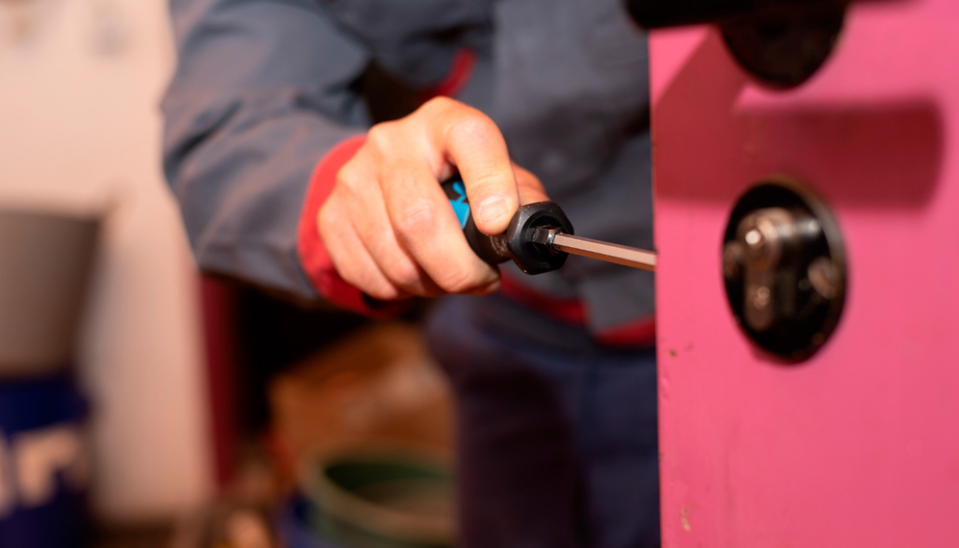 découvrez nos conseils pratiques pour trouver un serrurier fiable et éviter les arnaques. apprenez à reconnaître les professionnels sérieux et à sécuriser votre domicile efficacement.