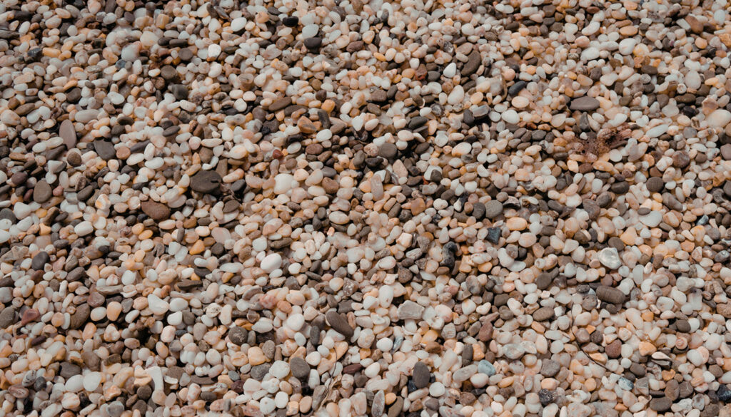 découvrez comment calculer la quantité de gravier en mètres cubes nécessaire pour couvrir 100 m², avec des conseils sur les marges à prévoir pour un projet réussi.