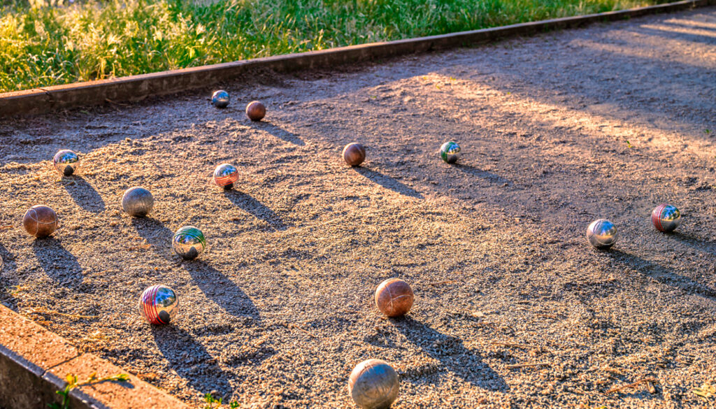 découvrez comment aménager facilement un terrain de pétanque chez vous, avec des conseils pratiques et les étapes essentielles pour jouer en famille ou entre amis.