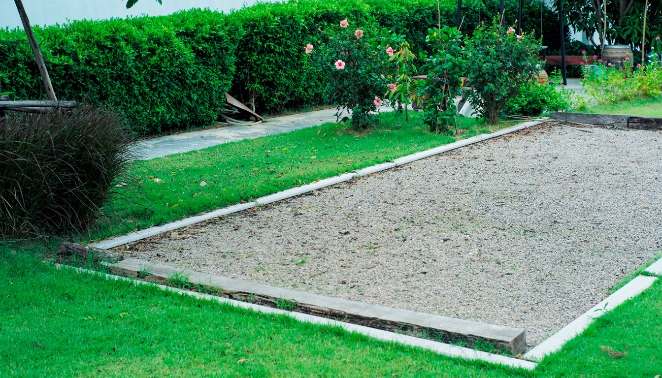 découvrez nos conseils pratiques pour aménager facilement un terrain de pétanque chez vous et profiter de parties conviviales en famille ou entre amis.