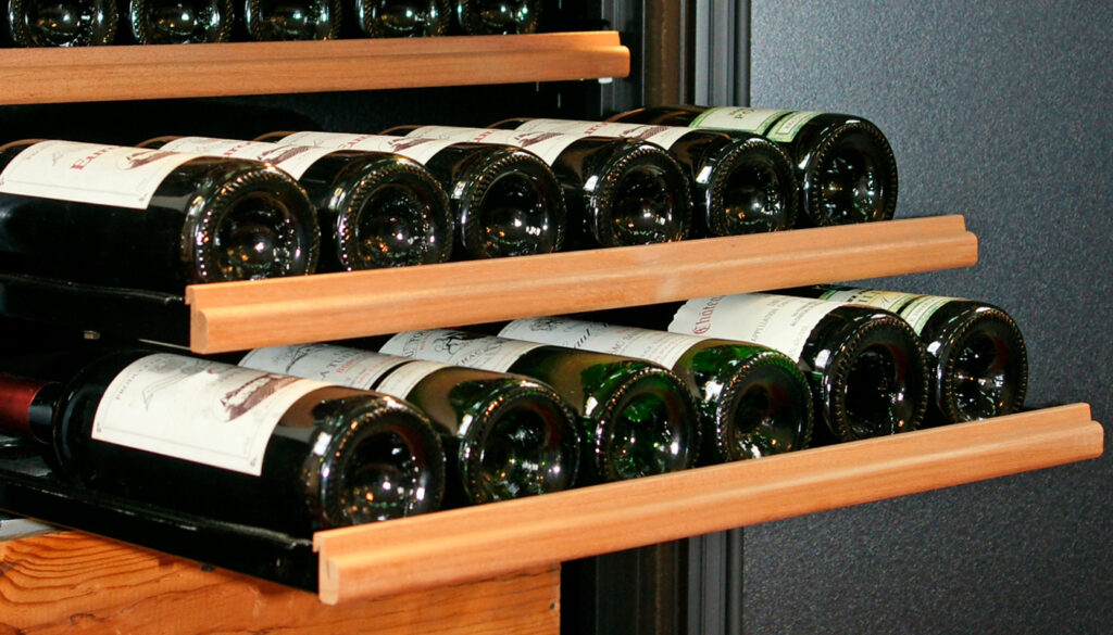 découvrez comment réguler efficacement l’hygrométrie dans une cave à vin électrique pour préserver la qualité de vos bouteilles et éviter le dessèchement des bouchons.