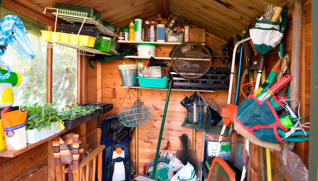 découvrez pourquoi il est important de lasurer l’intérieur d’un abri de jardin, les avantages de cette protection et les conseils pour bien le faire.