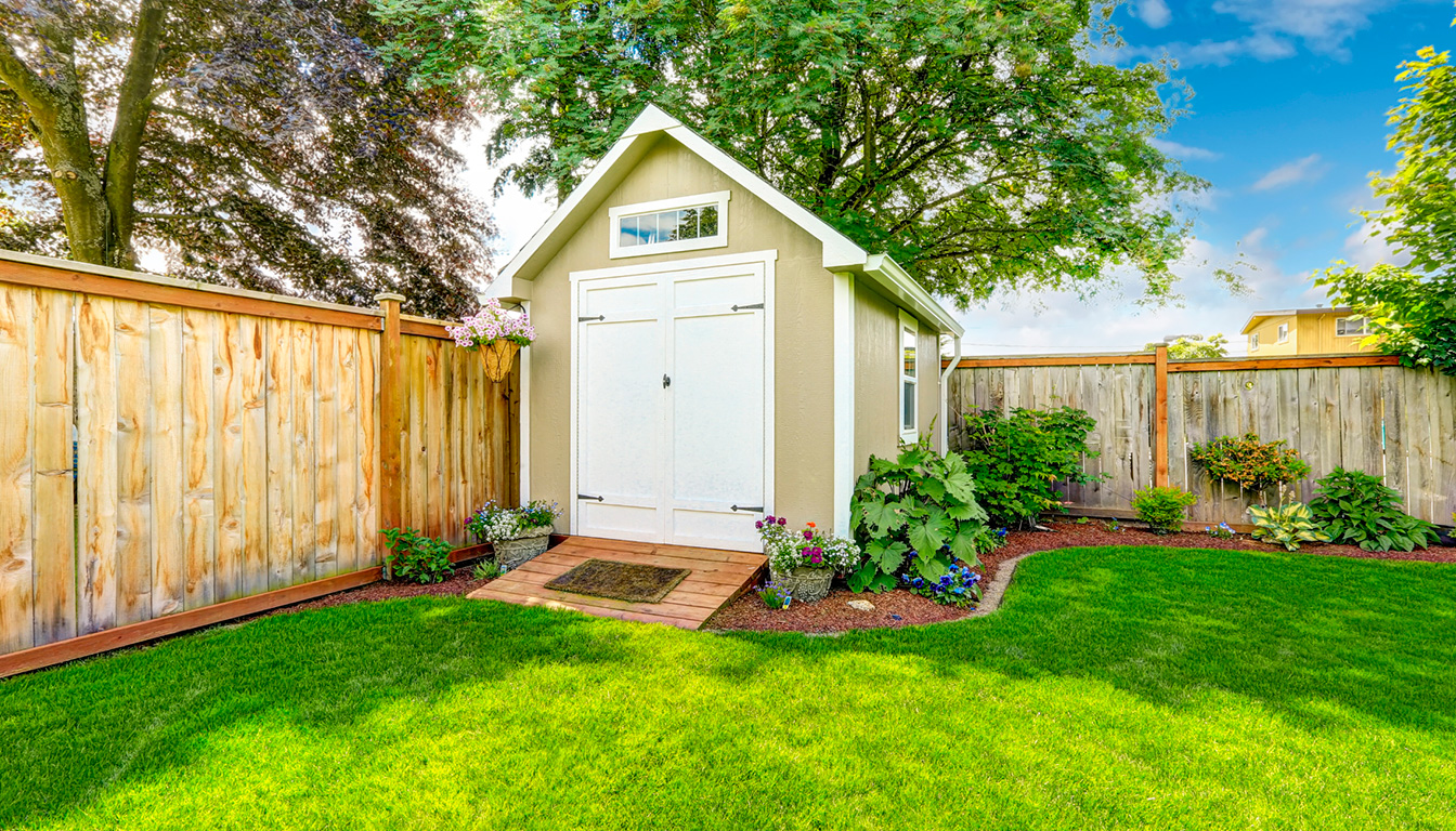 découvrez pourquoi il est important de lasurer l’intérieur d’un abri de jardin, les avantages de cette protection et les conseils pour bien le faire.
