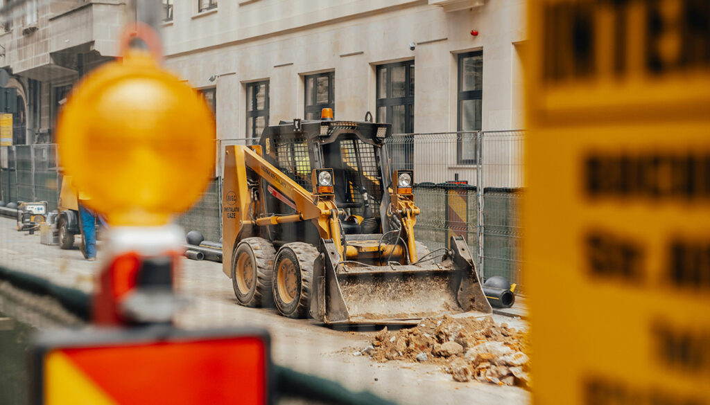 Découvrez comment sécuriser efficacement l'accès à votre chantier de gros œuvre et rénovation pour protéger votre terrain contre les intrusions et les risques.