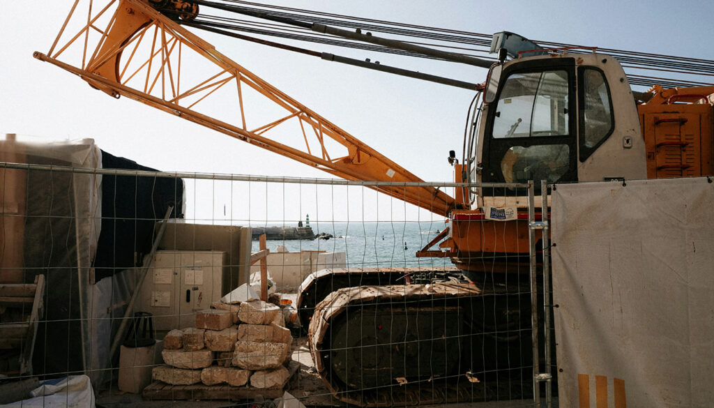 Découvrez comment sécuriser efficacement l'accès à votre chantier de gros œuvre et de rénovation pour protéger votre terrain contre les intrusions et les dommages. Conseils pratiques et solutions adaptées.