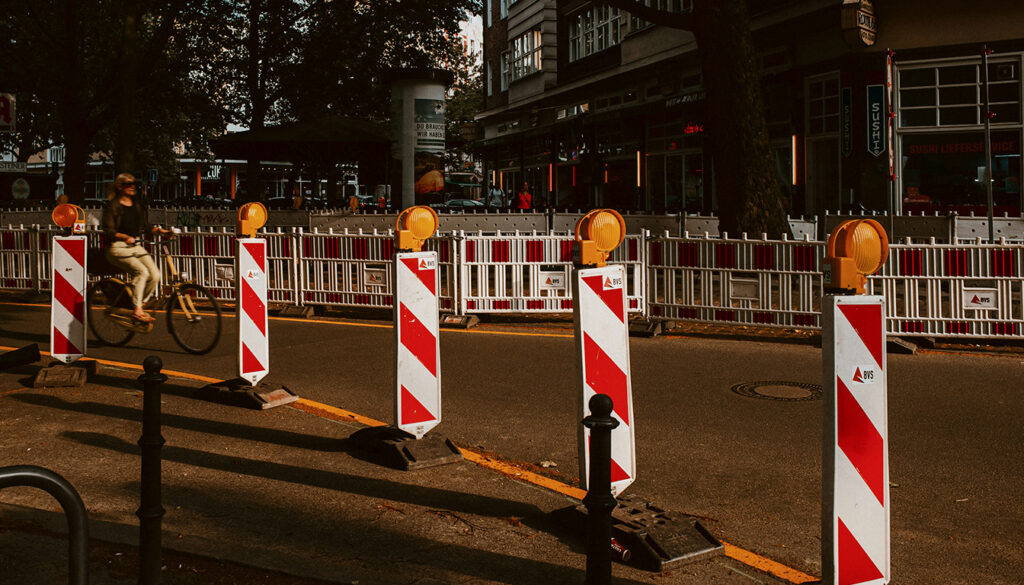 Découvrez comment sécuriser efficacement l'accès à votre chantier de gros œuvre et de rénovation pour protéger votre terrain contre les intrusions et les dommages. Conseils pratiques et solutions adaptées.