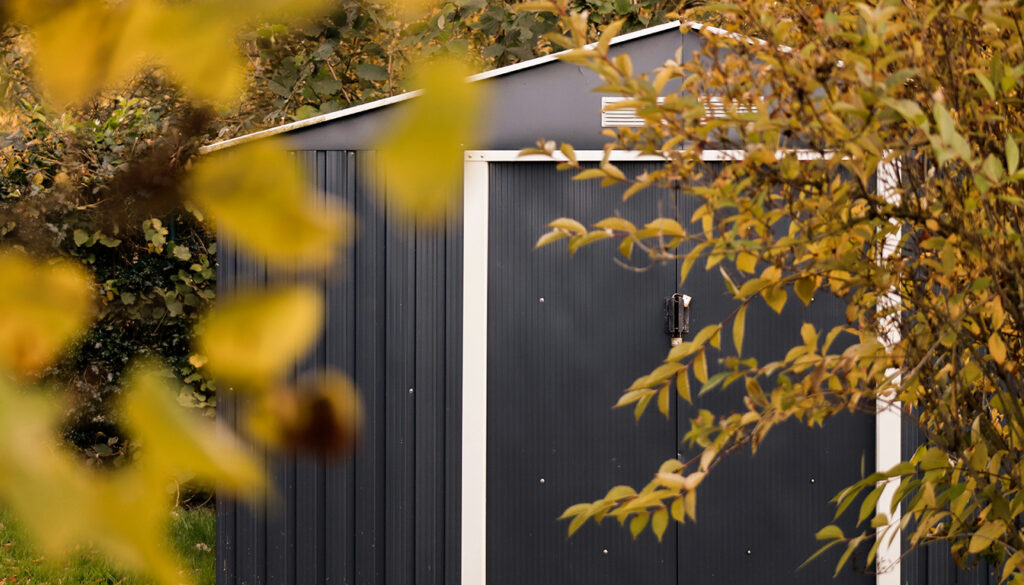 découvrez les dimensions maximales d'un abri de jardin que vous pouvez installer sans autorisation préalable, pour aménager votre espace extérieur en toute légalité.