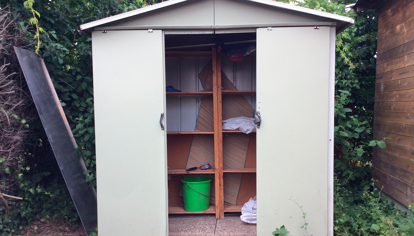 découvrez les meilleures options pour installer un abri de jardin en métal : dalles, plots et autres supports adaptés pour une pose stable et durable.