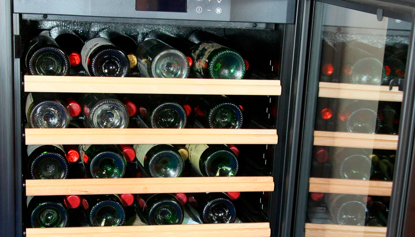 découvrez comment réguler efficacement l’hygrométrie dans une cave à vin électrique pour préserver la qualité de vos bouteilles et éviter le dessèchement des bouchons.