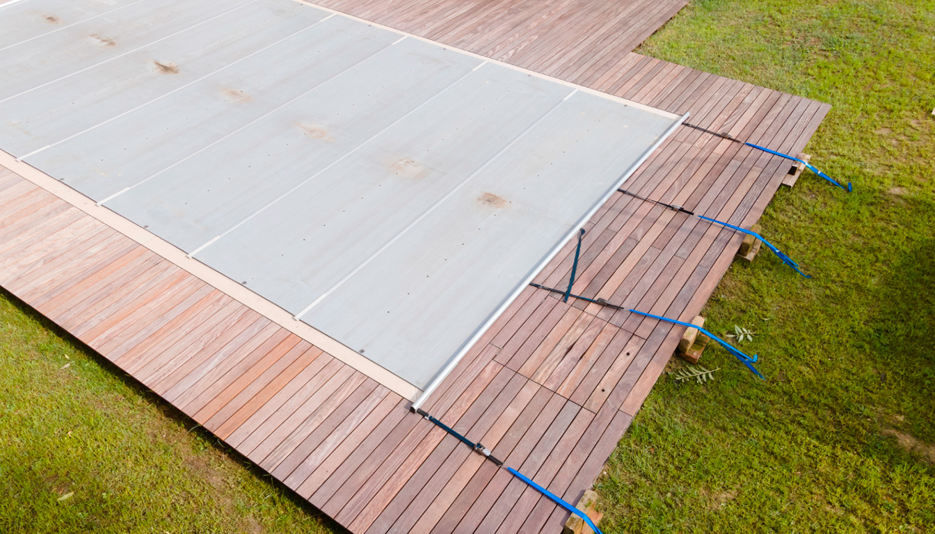 découvrez les principaux inconvénients d'une bâche à barres et ce qu'il est essentiel de savoir avant de faire votre achat pour une couverture de piscine adaptée.