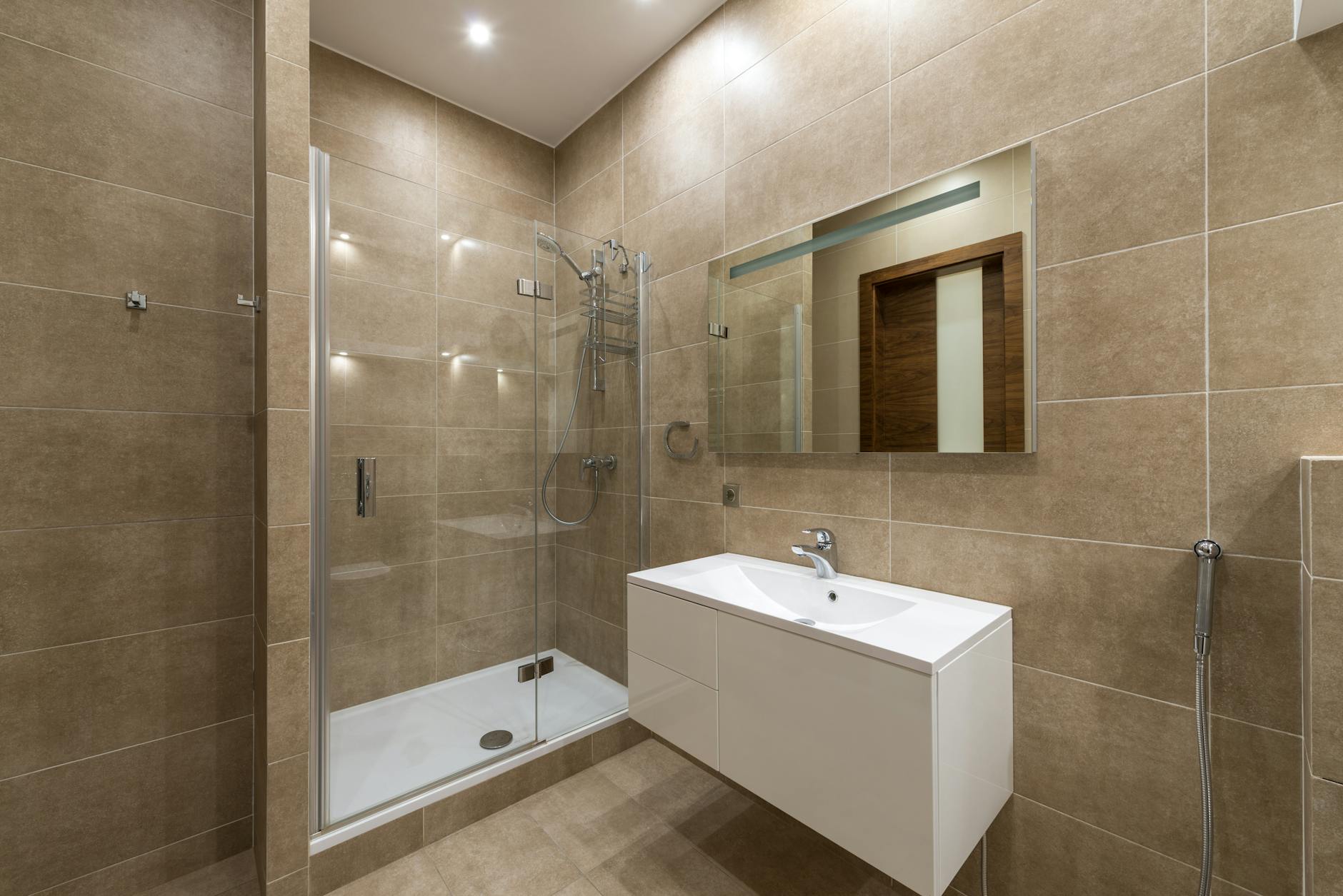 Peut-on coller un receveur de douche au MAP sans risque dans une salle de bain ? — installation receveur de douche salle de bain