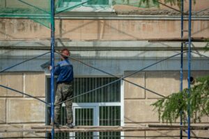 Est-ce que le ravalement de — rénovation de façade bâtiment échafaudage