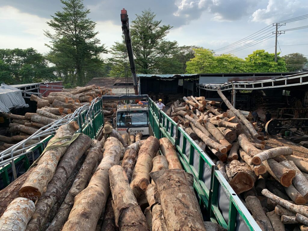 Prix d’un semi-remorque de bois — camion de bois de chauffage