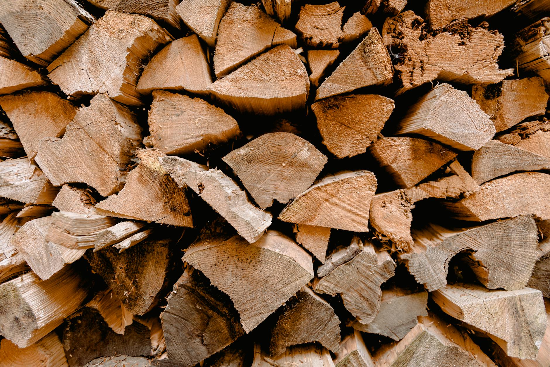 Séchage du bois de chauffage et humidité : ce qu’il faut comprendre avant d’empiler la moindre bûche — bois de chauffage empilé au soleil