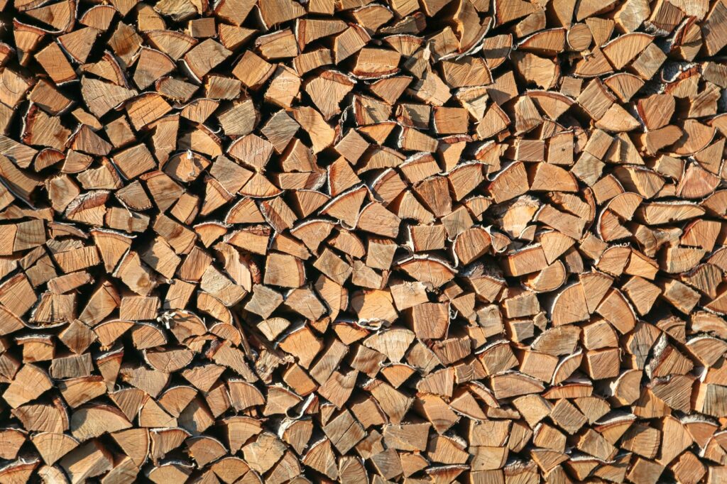 Stockage du bois de chauffage — bois de chauffage empilé au soleil