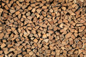 Stockage du bois de chauffage — bois de chauffage empilé au soleil