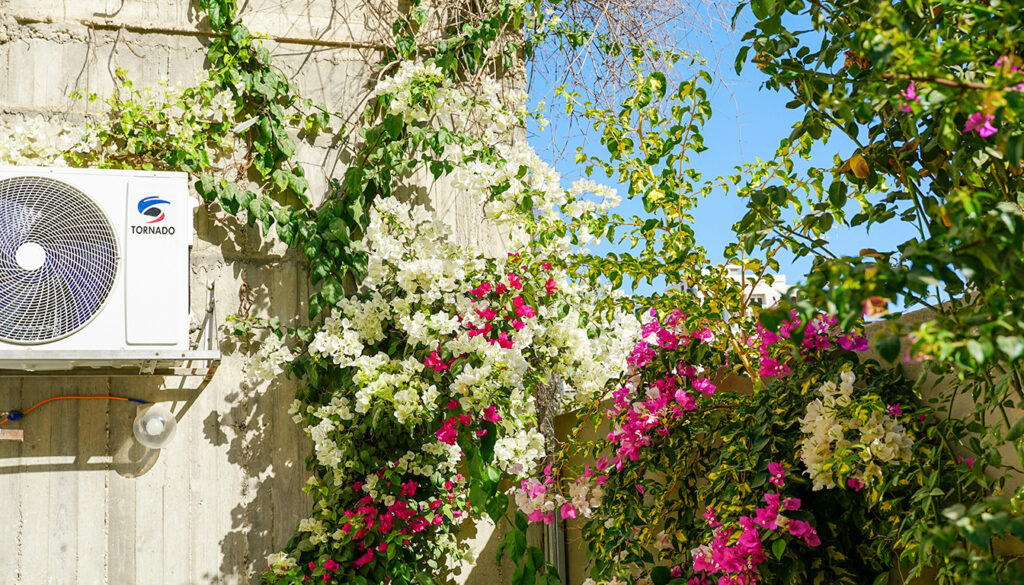 découvrez des idées et astuces déco pour dissimuler élégamment votre pompe à chaleur dans le jardin, tout en préservant l'esthétique et le confort de votre espace extérieur.