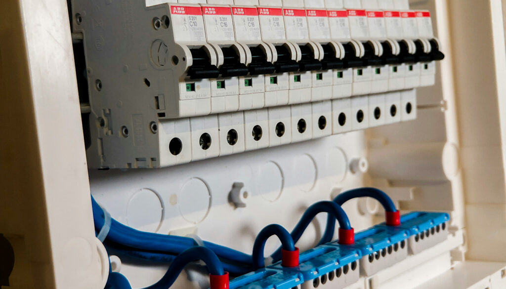 découvrez comment choisir entre un disjoncteur de chauffe-eau 16a ou 20a pour assurer la sécurité et l'efficacité de votre installation électrique.