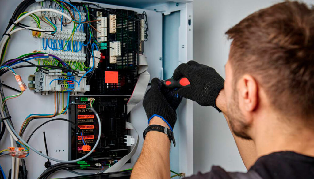Mise aux normes électriques 2026 : pourquoi faire appel à un électricien certifié ?