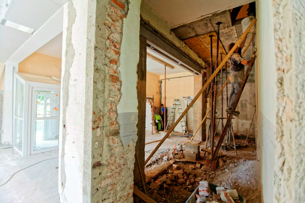 Pourquoi les délais de rénovation s’allongent et comment éviter les retards de chantier