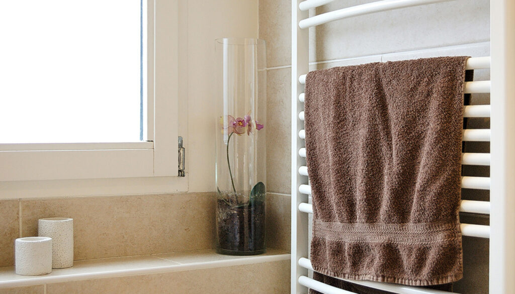 découvrez comment choisir le sèche-serviettes idéal : électrique, à eau ou mixte, pour allier confort et efficacité dans votre salle de bain.