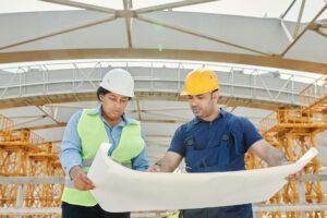 CIBTP IDF fonctionnement et obligations — travailleurs de chantier discutant des plans