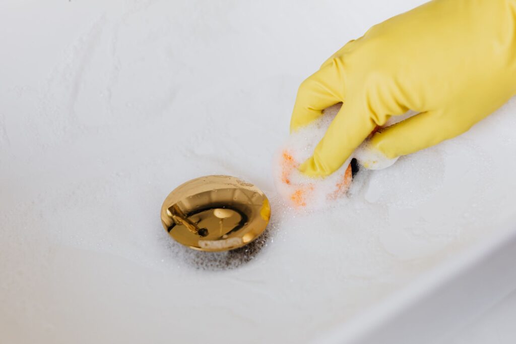 Déboucheur de canalisation lequel choisir — plombier débouchant un évier