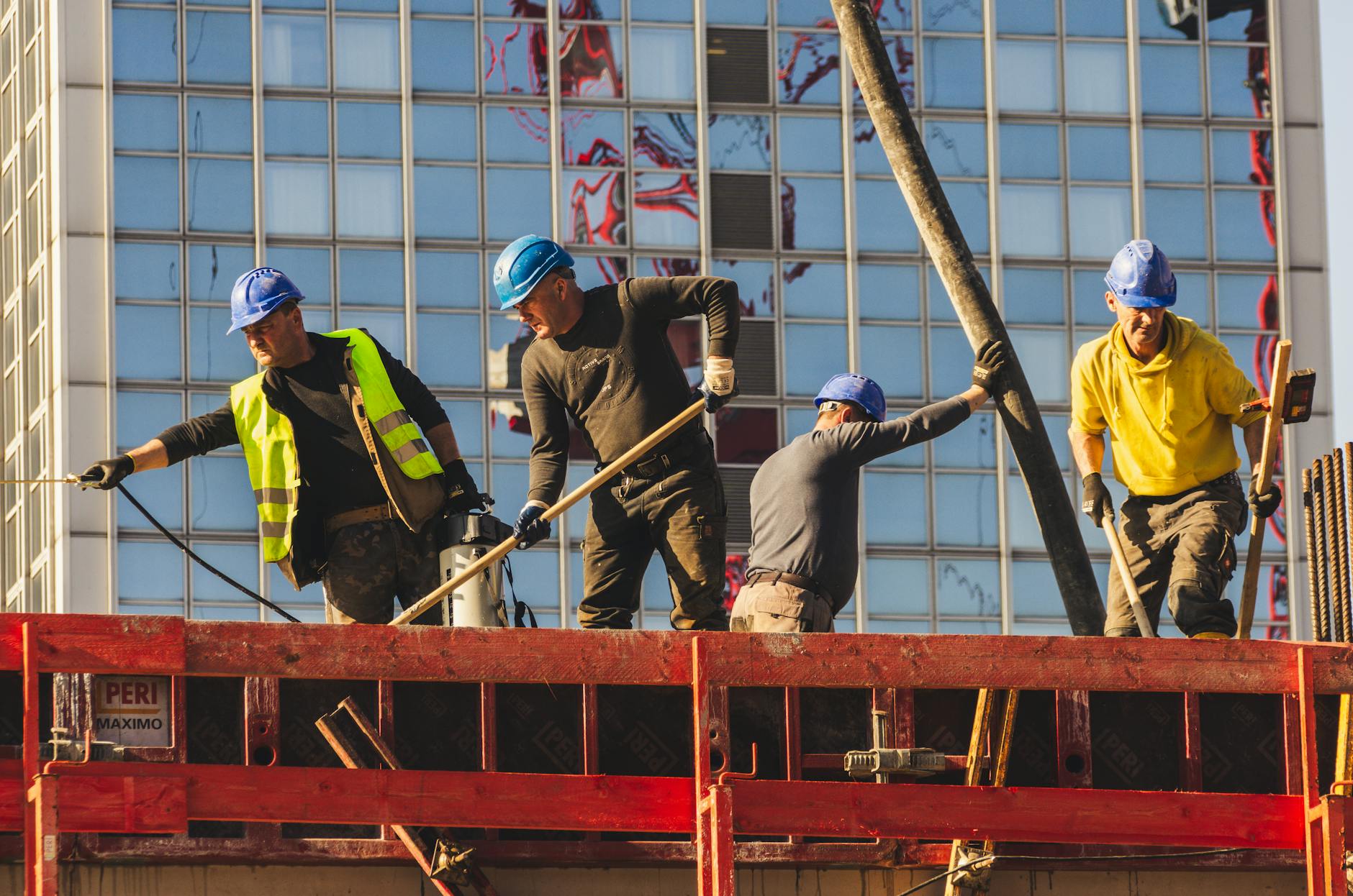 Origines et évolution de Demathieu Bard Construction, une entreprise historique du BTP — travailleurs de construction sur un chantier