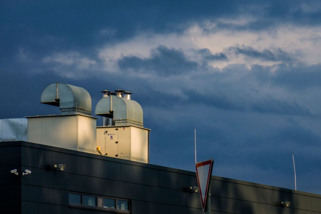 Extraction d'air dans la salle — installation d'un ventilateur de salle de bain