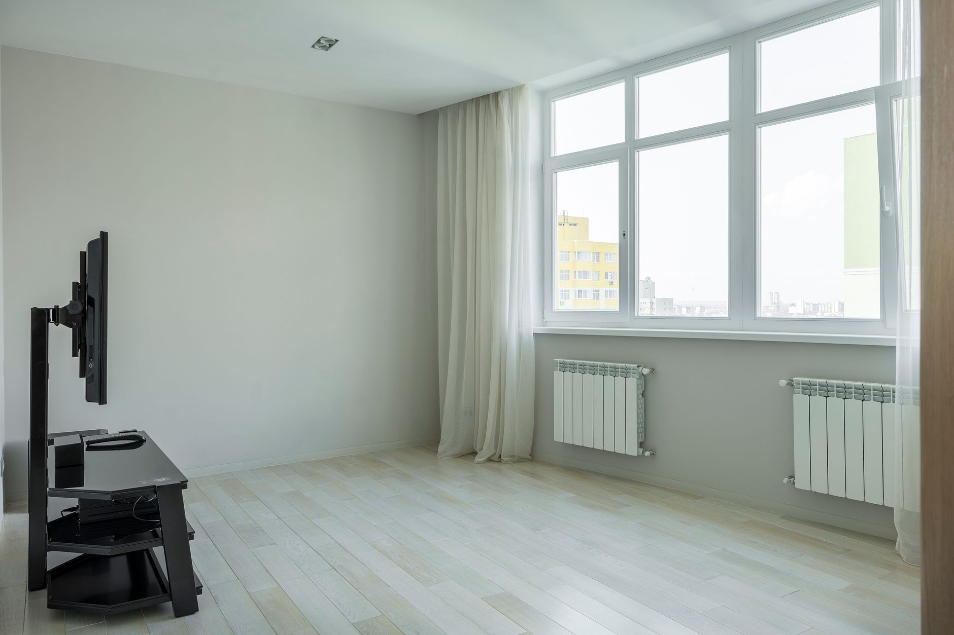 Radiateurs Thermor et chauffage électrique : ce que la marque apporte réellement — radiateur électrique moderne dans salon