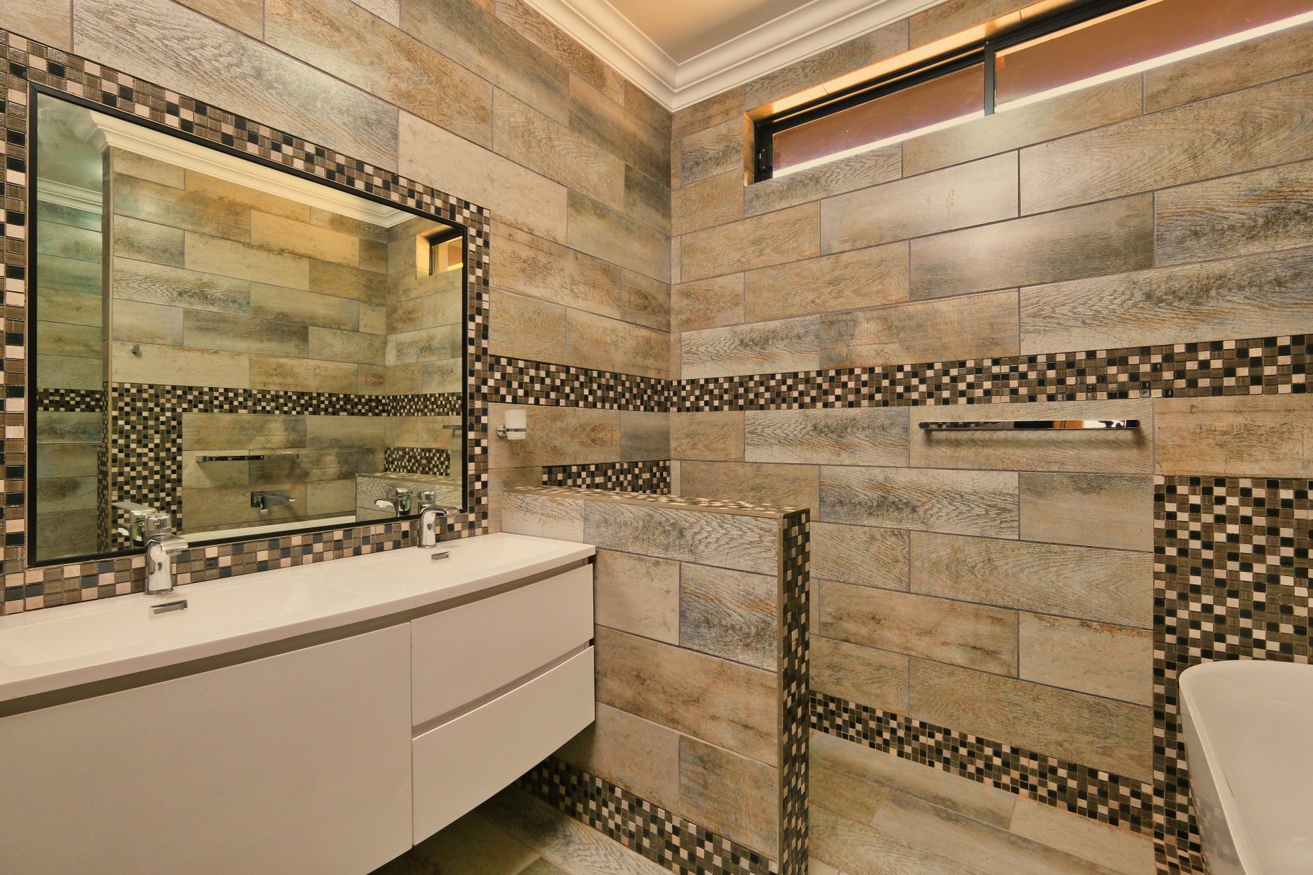 Rénovation salle de bain pas chère : jouer d’abord sur les couleurs et la peinture — salle de bain moderne rénovation budget