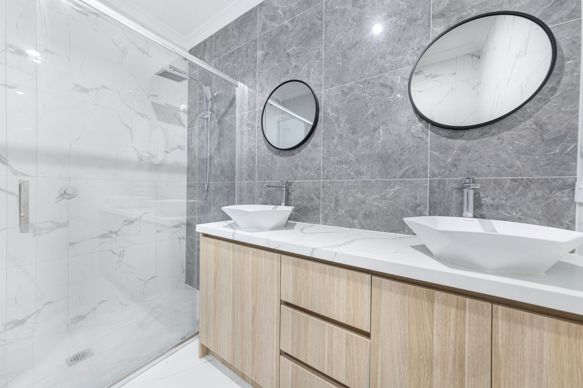 Rénovation salle de bain : ordre de prix réalistes et budget au m² en 2026 — processus de rénovation salle de bain moderne