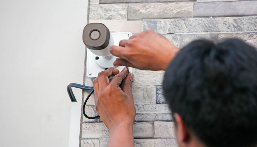 Découvrez nos conseils pour bien choisir votre système d'alarme avant l'hiver et protéger efficacement votre maison contre les intrusions et les intempéries.