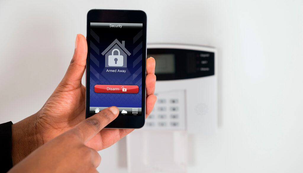 Découvrez nos conseils pour bien choisir votre système d'alarme avant l'hiver et protéger efficacement votre maison contre les intrusions et les intempéries.